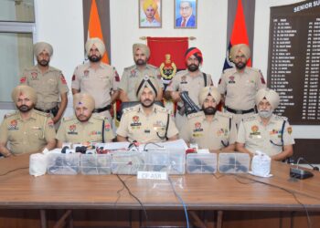 ਸਰਹੱਦ ਪਾਰੋਂ ਚੱਲ ਰਹੇ ਹਥਿਆਰਾਂ, ਨਸ਼ਿਆਂ ਅਤੇ ਹਵਾਲਾ ਨੈੱਟਵਰਕ ਦਾ ਪਰਦਾਫਾਸ਼; ਅਫ਼ਗਾਨ ਨਾਗਰਿਕ ਸਮੇਤ ਛੇ ਵਿਅਕਤੀ 1 ਕਿਲੋ ਹੈਰੋਇਨ, 5 ਪਿਸਤੌਲਾਂ ਅਤੇ 5 ਲੱਖ ਰੁਪਏ ਦੀ ਡਰੱਗ ਮਨੀ ਨਾਲ ਗ੍ਰਿਫ਼ਤਾਰ