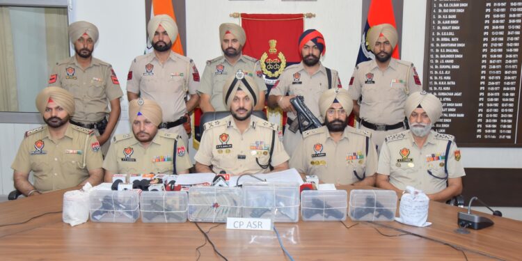ਸਰਹੱਦ ਪਾਰੋਂ ਚੱਲ ਰਹੇ ਹਥਿਆਰਾਂ, ਨਸ਼ਿਆਂ ਅਤੇ ਹਵਾਲਾ ਨੈੱਟਵਰਕ ਦਾ ਪਰਦਾਫਾਸ਼; ਅਫ਼ਗਾਨ ਨਾਗਰਿਕ ਸਮੇਤ ਛੇ ਵਿਅਕਤੀ 1 ਕਿਲੋ ਹੈਰੋਇਨ, 5 ਪਿਸਤੌਲਾਂ ਅਤੇ 5 ਲੱਖ ਰੁਪਏ ਦੀ ਡਰੱਗ ਮਨੀ ਨਾਲ ਗ੍ਰਿਫ਼ਤਾਰ