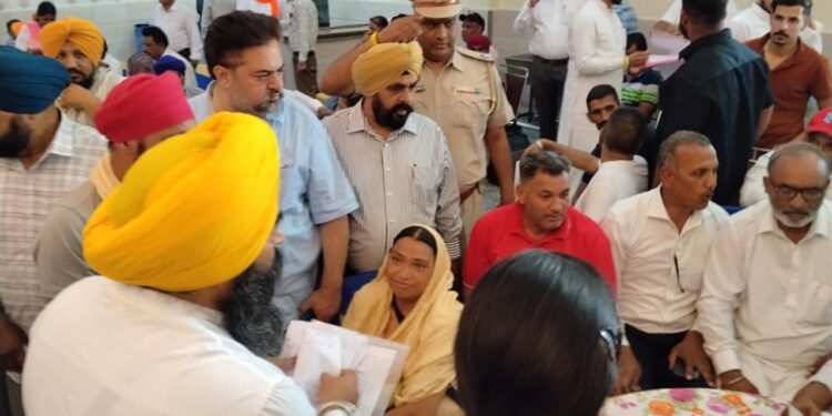 ਲੋਕ ਮਿਲਣੀ ਦੌਰਾਨ ਡਿਪਟੀ ਸਪੀਕਰ ਰੌੜੀ ਨੇ ਮੌਕੇ ‘ਤੇ ਕਰਵਾਇਆ ਲੋਕਾਂ ਦੀ ਸਮੱਸਿਆ ਦਾ ਹੱਲ