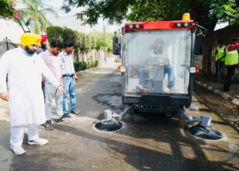 ਮਾਨ ਸਰਕਾਰ ਵੱਲੋਂ ਪਟਿਆਲਾ ਵਿੱਚ ਹਾਈਬ੍ਰਿਡ ਸਫ਼ਾਈ ਮਾਡਲ ਦਾ ਆਗ਼ਾਜ਼; ਪਟਿਆਲਾ ਨੂੰ ਪੰਜਾਬ ਦਾ ਸਭ ਤੋਂ ਸਾਫ਼-ਸੁਥਰਾ ਸ਼ਹਿਰ ਬਣਾਉਣ ਲਈ ਮਿੱਥਿਆ 30 ਦਿਨਾਂ ਦਾ ਟੀਚਾ ਮਾਨ ਸਰਕਾਰ ਵੱਲੋਂ ਪਟਿਆਲਾ ਵਿੱਚ ਹਾਈਬ੍ਰਿਡ ਸਫ਼ਾਈ ਮਾਡਲ ਦਾ ਆਗ਼ਾਜ਼; ਪਟਿਆਲਾ ਨੂੰ ਪੰਜਾਬ ਦਾ ਸਭ ਤੋਂ ਸਾਫ਼-ਸੁਥਰਾ ਸ਼ਹਿਰ ਬਣਾਉਣ ਲਈ ਮਿੱਥਿਆ 30 ਦਿਨਾਂ ਦਾ ਟੀਚਾ