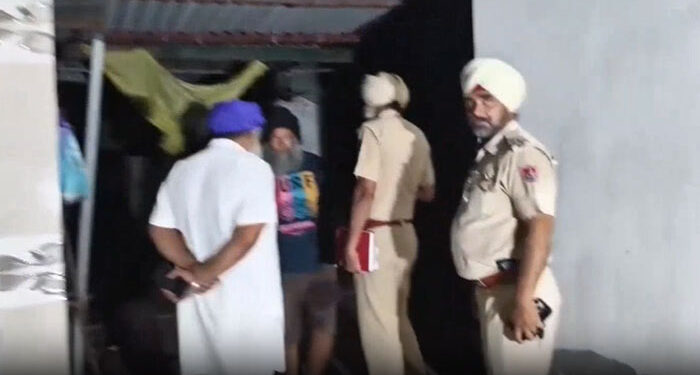 Big Breaking: ਜ਼ਮੀਨੀ ਵਿਵਾਦ ਨੇ ਧਾਰਿਆ ਖੂਨੀ ਰੂਪ, ਇੱਕੋ ਪਰਿਵਾਰ ਦੇ 3 ਜੀਆਂ ਸਮੇਤ 4 ਮੌਤਾਂ Big Breaking: ਜ਼ਮੀਨੀ ਵਿਵਾਦ ਨੇ ਧਾਰਿਆ ਖੂਨੀ ਰੂਪ, ਇੱਕੋ ਪਰਿਵਾਰ ਦੇ 3 ਜੀਆਂ ਸਮੇਤ 4 ਮੌਤਾਂ