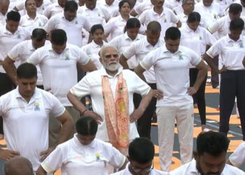 National: ਯੋਗ ਦੇ ਰੰਗ ‘ਚ ਰੰਗਿਆ ਦੇਸ਼, PM Modi ਨੇ ਕੋਲਕਾਤਾ ‘ਚ 35,000 ਲੋਕਾਂ ਨਾਲ ਕੀਤਾ ਯੋਗਾ