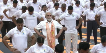 National: ਯੋਗ ਦੇ ਰੰਗ ‘ਚ ਰੰਗਿਆ ਦੇਸ਼, PM Modi ਨੇ ਕੋਲਕਾਤਾ ‘ਚ 35,000 ਲੋਕਾਂ ਨਾਲ ਕੀਤਾ ਯੋਗਾ