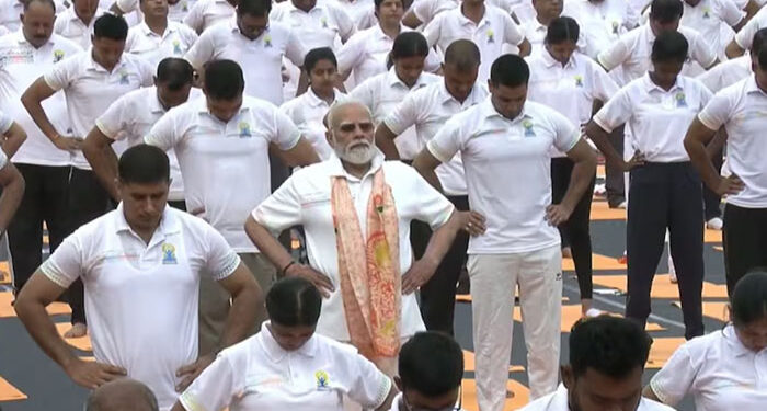 National: ਯੋਗ ਦੇ ਰੰਗ ‘ਚ ਰੰਗਿਆ ਦੇਸ਼, PM Modi ਨੇ ਕੋਲਕਾਤਾ ‘ਚ 35,000 ਲੋਕਾਂ ਨਾਲ ਕੀਤਾ ਯੋਗਾ National: ਯੋਗ ਦੇ ਰੰਗ ‘ਚ ਰੰਗਿਆ ਦੇਸ਼, PM Modi ਨੇ ਕੋਲਕਾਤਾ ‘ਚ 35,000 ਲੋਕਾਂ ਨਾਲ ਕੀਤਾ ਯੋਗਾ