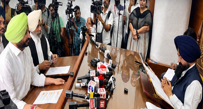 Breaking: ਰਵਨੀਤ ਬਿੱਟੂ SC ਕਮਿਸ਼ਨ ਅੱਗੇ ਹੋਏ ਪੇਸ਼, ਮਿਲੀ ਧਾਰਮਿਕ ਸਜ਼ਾ