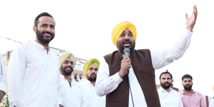 ਲੋਕ ਫੈਸਲਾ ਕਰਨਗੇ; ਧਰਮ ਦੇ ਨਾਂ ‘ਤੇ ਫ਼ਰਜ਼ੀ ਵੀਡੀਓ ਅਤੇ ਝੂਠਾ ਪ੍ਰਚਾਰ ਮੈਨੂੰ ਪੰਜਾਬ ਲਈ ਕੰਮ ਕਰਨ ਤੋਂ ਨਹੀਂ ਰੋਕ ਸਕਦਾ: ਮੁੱਖ ਮੰਤਰੀ ਭਗਵੰਤ ਸਿੰਘ ਮਾਨ