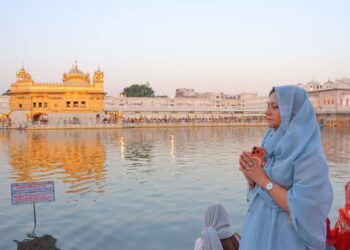 ਭਾਰਤ ਚੋਣ ਕਮਿਸ਼ਨ ਦੀ ਡਾਇਰੈਕਟਰ ਜਨਰਲ (ਆਈ.ਟੀ.) ਡਾ. ਸੀਮਾ ਖੰਨਾ ਅਤੇ ਮੁੱਖ ਚੋਣ ਅਧਿਕਾਰੀ ਪੰਜਾਬ ਅਨਿੰਦਤਾ ਮਿੱਤਰਾ ਨੇ ਸ੍ਰੀ ਹਰਿਮੰਦਰ ਸਾਹਿਬ ਵਿਖੇ ਟੇਕਿਆ ਮੱਥਾ ਭਾਰਤ ਚੋਣ ਕਮਿਸ਼ਨ ਦੀ ਡਾਇਰੈਕਟਰ ਜਨਰਲ (ਆਈ.ਟੀ.) ਡਾ. ਸੀਮਾ ਖੰਨਾ ਅਤੇ ਮੁੱਖ ਚੋਣ ਅਧਿਕਾਰੀ ਪੰਜਾਬ ਅਨਿੰਦਤਾ ਮਿੱਤਰਾ ਨੇ ਸ੍ਰੀ ਹਰਿਮੰਦਰ ਸਾਹਿਬ ਵਿਖੇ ਟੇਕਿਆ ਮੱਥਾ