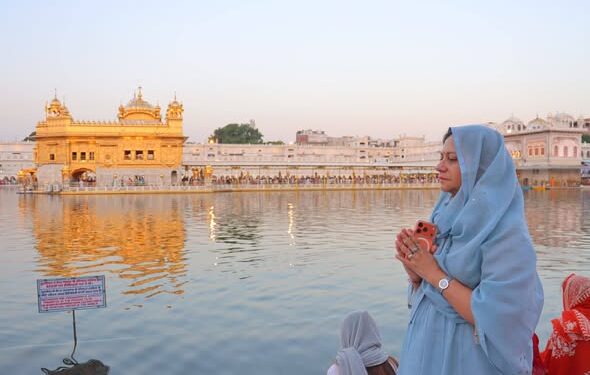 ਭਾਰਤ ਚੋਣ ਕਮਿਸ਼ਨ ਦੀ ਡਾਇਰੈਕਟਰ ਜਨਰਲ (ਆਈ.ਟੀ.) ਡਾ. ਸੀਮਾ ਖੰਨਾ ਅਤੇ ਮੁੱਖ ਚੋਣ ਅਧਿਕਾਰੀ ਪੰਜਾਬ ਅਨਿੰਦਤਾ ਮਿੱਤਰਾ ਨੇ ਸ੍ਰੀ ਹਰਿਮੰਦਰ ਸਾਹਿਬ ਵਿਖੇ ਟੇਕਿਆ ਮੱਥਾ ਭਾਰਤ ਚੋਣ ਕਮਿਸ਼ਨ ਦੀ ਡਾਇਰੈਕਟਰ ਜਨਰਲ (ਆਈ.ਟੀ.) ਡਾ. ਸੀਮਾ ਖੰਨਾ ਅਤੇ ਮੁੱਖ ਚੋਣ ਅਧਿਕਾਰੀ ਪੰਜਾਬ ਅਨਿੰਦਤਾ ਮਿੱਤਰਾ ਨੇ ਸ੍ਰੀ ਹਰਿਮੰਦਰ ਸਾਹਿਬ ਵਿਖੇ ਟੇਕਿਆ ਮੱਥਾ