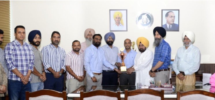 ਚੇਅਰਮੈਨ ਹਰਚੰਦ ਸਿੰਘ ਬਰਸਟ ਵੱਲੋਂ ਪੰਜਾਬ ਮੰਡੀ ਬੋਰਡ ਦੀ ਕ੍ਰਿਕਟ ਟੀਮ ਦੇ ਖਿਡਾਰੀਆਂ ਦਾ ਸਨਮਾਨ ਚੇਅਰਮੈਨ ਹਰਚੰਦ ਸਿੰਘ ਬਰਸਟ ਵੱਲੋਂ ਪੰਜਾਬ ਮੰਡੀ ਬੋਰਡ ਦੀ ਕ੍ਰਿਕਟ ਟੀਮ ਦੇ ਖਿਡਾਰੀਆਂ ਦਾ ਸਨਮਾਨ