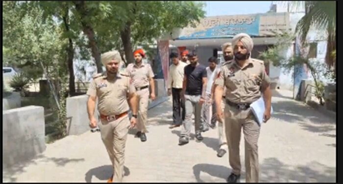 ਬੁਢਲਾਡਾ ਦੇ ਦਰੀਆਪੁਰ ‘ਚ ਨੌਜਵਾਨ ਦੇ ਕਤਲ ਦਾ ਮਾਮਲਾ: ਪੁਲਿਸ ਵੱਲੋਂ ਤਿੰਨ ਮੁਲਜ਼ਮ ਗ੍ਰਿਫਤਾਰ ਬੁਢਲਾਡਾ ਦੇ ਦਰੀਆਪੁਰ ‘ਚ ਨੌਜਵਾਨ ਦੇ ਕਤਲ ਦਾ ਮਾਮਲਾ: ਪੁਲਿਸ ਵੱਲੋਂ ਤਿੰਨ ਮੁਲਜ਼ਮ ਗ੍ਰਿਫਤਾਰ
