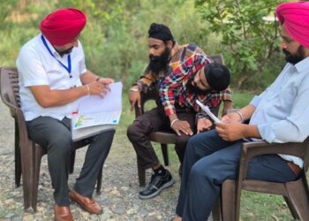 SIR-2026 ਤਹਿਤ ਬੀ.ਐਲ.ਓ ਨੇ ਜੁੜਵੇਂ ਭਰਾਵਾਂ ਸੋਹਣੇ ਅਤੇ ਮੋਹਣੇ ਦੇ ਘਰ ਪਹੁੰਚ ਕੇ ਵੰਡੇ ਗਣਨਾ ਫਾਰਮ