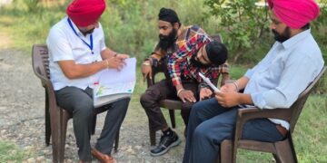 SIR-2026 ਤਹਿਤ ਬੀ.ਐਲ.ਓ ਨੇ ਜੁੜਵੇਂ ਭਰਾਵਾਂ ਸੋਹਣੇ ਅਤੇ ਮੋਹਣੇ ਦੇ ਘਰ ਪਹੁੰਚ ਕੇ ਵੰਡੇ ਗਣਨਾ ਫਾਰਮ