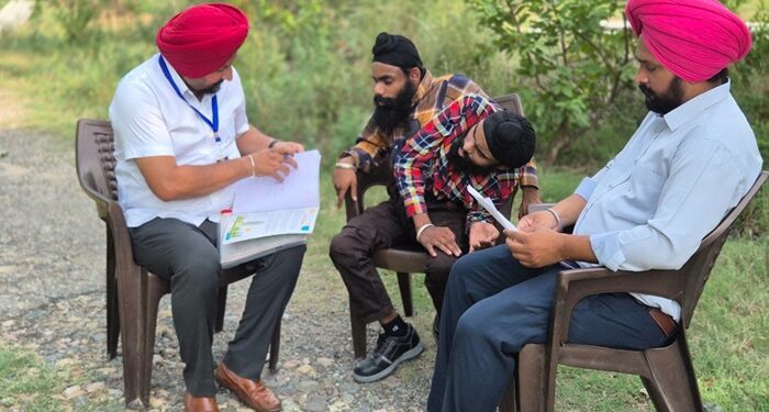 SIR-2026 ਤਹਿਤ ਬੀ.ਐਲ.ਓ ਨੇ ਜੁੜਵੇਂ ਭਰਾਵਾਂ ਸੋਹਣੇ ਅਤੇ ਮੋਹਣੇ ਦੇ ਘਰ ਪਹੁੰਚ ਕੇ ਵੰਡੇ ਗਣਨਾ ਫਾਰਮ