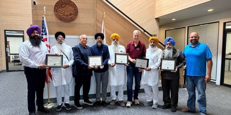 ਕੈਲੇਫ਼ੋਰਨੀਆ ਦੇ ਸਟਰ ਜਿਲ੍ਹੇ ਦੇ ਬੋਰਡ ਆਫ਼ ਸੁਪਰਵਾਈਜ਼ਰਜ਼ ਵੱਲੋਂ ਐਡਵੋਕੇਟ ਧਾਮੀ ਸਮੇਤ ਸ਼੍ਰੋਮਣੀ ਕਮੇਟੀ ਵਫਦ ਦਾ ਵਿਸ਼ੇਸ਼ ਸਨਮਾਨ ਕੈਲੇਫ਼ੋਰਨੀਆ ਦੇ ਸਟਰ ਜਿਲ੍ਹੇ ਦੇ ਬੋਰਡ ਆਫ਼ ਸੁਪਰਵਾਈਜ਼ਰਜ਼ ਵੱਲੋਂ ਐਡਵੋਕੇਟ ਧਾਮੀ ਸਮੇਤ ਸ਼੍ਰੋਮਣੀ ਕਮੇਟੀ ਵਫਦ ਦਾ ਵਿਸ਼ੇਸ਼ ਸਨਮਾਨ