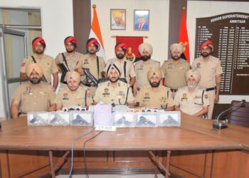 ਸਰਹੱਦ ਪਾਰੋਂ ਹਥਿਆਰਾਂ ਤੇ ਨਸ਼ਿਆਂ ਦੀ ਤਸਕਰੀ ਵਾਲੇ ਮਾਡਿਊਲ ਨਾਲ ਸਬੰਧਤ ਦੋ ਮੁਲਜ਼ਮ 2.2 ਕਿਲੋ ਹੈਰੋਇਨ ਅਤੇ 6 ਪਿਸਤੌਲਾਂ ਸਣੇ ਕਾਬੂ
