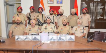 ਸਰਹੱਦ ਪਾਰੋਂ ਹਥਿਆਰਾਂ ਤੇ ਨਸ਼ਿਆਂ ਦੀ ਤਸਕਰੀ ਵਾਲੇ ਮਾਡਿਊਲ ਨਾਲ ਸਬੰਧਤ ਦੋ ਮੁਲਜ਼ਮ 2.2 ਕਿਲੋ ਹੈਰੋਇਨ ਅਤੇ 6 ਪਿਸਤੌਲਾਂ ਸਣੇ ਕਾਬੂ
