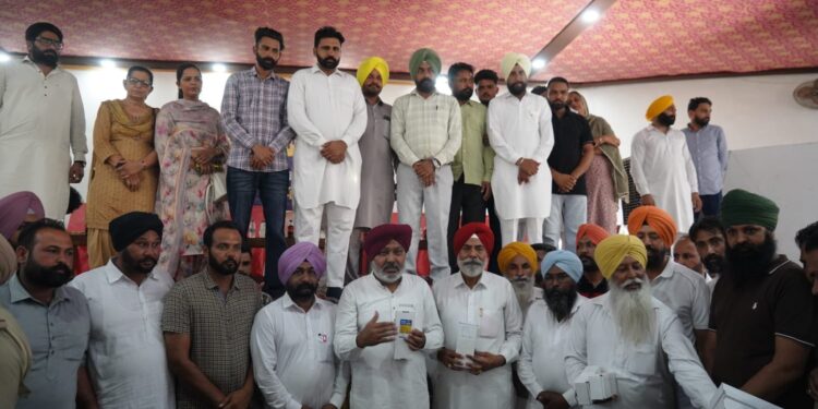 ਕੈਬਨਿਟ ਮੰਤਰੀ ਹਰਪਾਲ ਸਿੰਘ ਚੀਮਾ ਵੱਲੋਂ ਦਿੜ੍ਹਬਾ ਹਲਕੇ ਵਿੱਚ 30 ਹਜ਼ਾਰ ਡਿਜੀਟਲ ਰਾਸ਼ਨ ਕਾਰਡ ਵੰਡਣ ਦੀ ਸ਼ੁਰੂਆਤ ਕੈਬਨਿਟ ਮੰਤਰੀ ਹਰਪਾਲ ਸਿੰਘ ਚੀਮਾ ਵੱਲੋਂ ਦਿੜ੍ਹਬਾ ਹਲਕੇ ਵਿੱਚ 30 ਹਜ਼ਾਰ ਡਿਜੀਟਲ ਰਾਸ਼ਨ ਕਾਰਡ ਵੰਡਣ ਦੀ ਸ਼ੁਰੂਆਤ