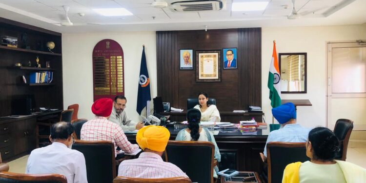 ਡਿਪਟੀ ਕਮਿਸ਼ਨਰ ਕੋਮਲ ਮਿੱਤਲ ਦੀ ਪ੍ਰਧਾਨਗੀ ਹੇਠ ਜ਼ਿਲ੍ਹਾ ਸੈਨਿਕ ਬੋਰਡ ਦੀ ਤਿਮਾਹੀ ਮੀਟਿੰਗ ਸੰਪੰਨ ਡਿਪਟੀ ਕਮਿਸ਼ਨਰ ਕੋਮਲ ਮਿੱਤਲ ਦੀ ਪ੍ਰਧਾਨਗੀ ਹੇਠ ਜ਼ਿਲ੍ਹਾ ਸੈਨਿਕ ਬੋਰਡ ਦੀ ਤਿਮਾਹੀ ਮੀਟਿੰਗ ਸੰਪੰਨ