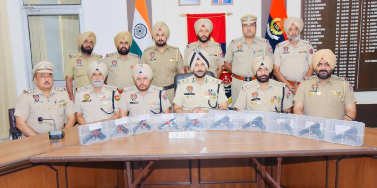 ਸਰਹੱਦ ਪਾਰੋਂ ਹਥਿਆਰ ਤਸਕਰੀ ਵਾਲੇ ਨੈੱਟਵਰਕ ਨਾਲ ਸਬੰਧਤ ਚਾਰ ਵਿਅਕਤੀ 10 ਆਧੁਨਿਕ ਪਿਸਤੌਲਾਂ ਸਣੇ ਕਾਬੂ