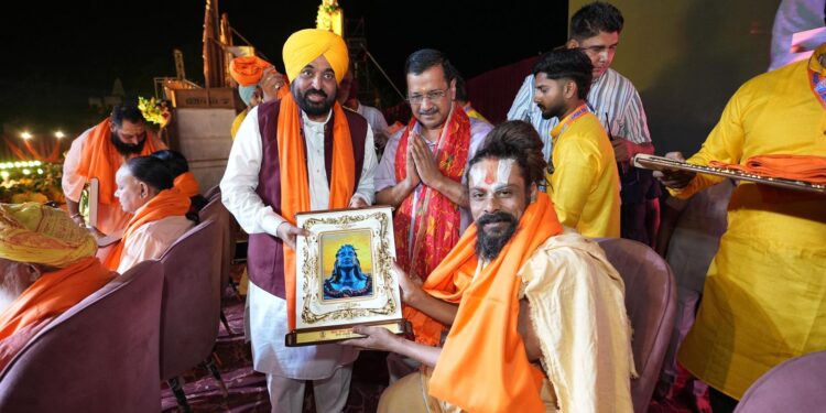 ਗੁਰੂ ਸਾਹਿਬਾਨ ਅਤੇ ਸੰਤਾਂ-ਮਹਾਪੁਰਸ਼ਾਂ ਦੁਆਰਾ ਦਿਖਾਏ ਗਏ ਧਰਮ ਦੇ ਮਾਰਗ ‘ਤੇ ਚੱਲ ਰਹੀ ਹੈ ਭਗਵੰਤ ਮਾਨ ਸਰਕਾਰ: ਅਰਵਿੰਦ ਕੇਜਰੀਵਾਲ ਗੁਰੂ ਸਾਹਿਬਾਨ ਅਤੇ ਸੰਤਾਂ-ਮਹਾਪੁਰਸ਼ਾਂ ਦੁਆਰਾ ਦਿਖਾਏ ਗਏ ਧਰਮ ਦੇ ਮਾਰਗ ‘ਤੇ ਚੱਲ ਰਹੀ ਹੈ ਭਗਵੰਤ ਮਾਨ ਸਰਕਾਰ: ਅਰਵਿੰਦ ਕੇਜਰੀਵਾਲ
