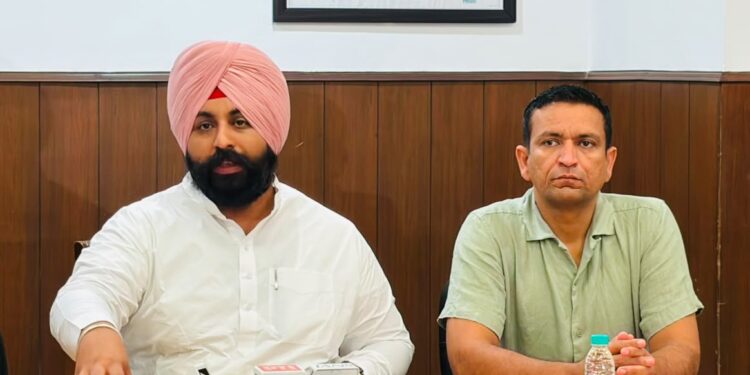 ਹਰਜੋਤ ਸਿੰਘ ਬੈਂਸ ਵੱਲੋਂ “ਮਿਸ਼ਨ ਕਲੀਨ ਪੰਜਾਬ” ਦੀ ਸ਼ੁਰੂਆਤ; ਸਾਰੇ ਐਮ.ਸੀ. ਅਧਿਕਾਰੀ ਰੋਜ਼ਾਨਾ ਸਵੇਰੇ 7 ਤੋਂ 8 ਵਜੇ ਤੱਕ ਫ਼ੀਲਡ ਵਿੱਚ ਹੋਣਗੇ ਹਰਜੋਤ ਸਿੰਘ ਬੈਂਸ ਵੱਲੋਂ “ਮਿਸ਼ਨ ਕਲੀਨ ਪੰਜਾਬ” ਦੀ ਸ਼ੁਰੂਆਤ; ਸਾਰੇ ਐਮ.ਸੀ. ਅਧਿਕਾਰੀ ਰੋਜ਼ਾਨਾ ਸਵੇਰੇ 7 ਤੋਂ 8 ਵਜੇ ਤੱਕ ਫ਼ੀਲਡ ਵਿੱਚ ਹੋਣਗੇ