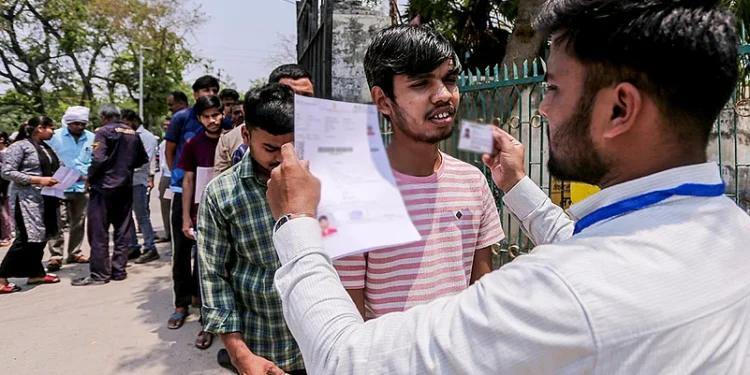 ਸਖ਼ਤ ਸੁਰੱਖਿਆ ਹੇਠ ਹੋਈ NEET-UG 2026 ਦੀ ਮੁੜ ਪ੍ਰੀਖਿਆ ਸਖ਼ਤ ਸੁਰੱਖਿਆ ਹੇਠ ਹੋਈ NEET-UG 2026 ਦੀ ਮੁੜ ਪ੍ਰੀਖਿਆ