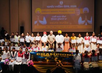 ‘ਬ੍ਰਾਈਟ ਮਾਈਂਡਜ਼ ਪੰਜਾਬ’ ਪ੍ਰੋਗਰਾਮ ਦਾ ਰੂਪਨਗਰ ਤੋਂ ਆਗ਼ਾਜ਼; 12ਵੀਂ ਜਮਾਤ ਵਿੱਚ 85% ਤੋਂ ਵੱਧ ਨੰਬਰ ਲੈਣ ਵਾਲੇ 600 ਤੋਂ ਵੱਧ ਵਿਦਿਆਰਥੀਆਂ ਦਾ ਸਨਮਾਨ ‘ਬ੍ਰਾਈਟ ਮਾਈਂਡਜ਼ ਪੰਜਾਬ’ ਪ੍ਰੋਗਰਾਮ ਦਾ ਰੂਪਨਗਰ ਤੋਂ ਆਗ਼ਾਜ਼; 12ਵੀਂ ਜਮਾਤ ਵਿੱਚ 85% ਤੋਂ ਵੱਧ ਨੰਬਰ ਲੈਣ ਵਾਲੇ 600 ਤੋਂ ਵੱਧ ਵਿਦਿਆਰਥੀਆਂ ਦਾ ਸਨਮਾਨ