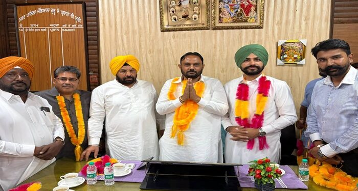 ਸਤਿੰਦਰ ਸਿੰਘ ਸਰਬਸੰਮਤੀ ਨਾਲ ਬਣੇ ਨਗਰ ਕੌਂਸਲ ਜੰਡਿਆਲਾ ਗੁਰੂ ਦੇ ਪ੍ਰਧਾਨ ਸਤਿੰਦਰ ਸਿੰਘ ਸਰਬਸੰਮਤੀ ਨਾਲ ਬਣੇ ਨਗਰ ਕੌਂਸਲ ਜੰਡਿਆਲਾ ਗੁਰੂ ਦੇ ਪ੍ਰਧਾਨ