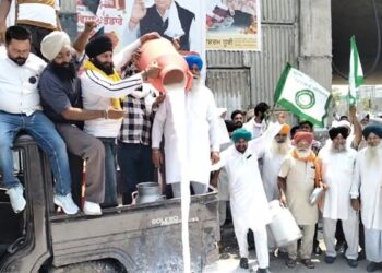 ਨਕਲੀ ਖੋਏ ਅਤੇ ਪਨੀਰ ਖ਼ਿਲਾਫ਼ ਕਿਸਾਨਾਂ ਦਾ ਪ੍ਰਦਰਸ਼ਨ, ਸੜਕਾਂ ‘ਤੇ ਦੁੱਧ ਡੋਲ੍ਹ ਕੇ ਜਤਾਇਆ ਰੋਸ! ਨਕਲੀ ਖੋਏ ਅਤੇ ਪਨੀਰ ਖ਼ਿਲਾਫ਼ ਕਿਸਾਨਾਂ ਦਾ ਪ੍ਰਦਰਸ਼ਨ, ਸੜਕਾਂ ‘ਤੇ ਦੁੱਧ ਡੋਲ੍ਹ ਕੇ ਜਤਾਇਆ ਰੋਸ!