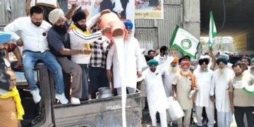 ਨਕਲੀ ਖੋਏ ਅਤੇ ਪਨੀਰ ਖ਼ਿਲਾਫ਼ ਕਿਸਾਨਾਂ ਦਾ ਪ੍ਰਦਰਸ਼ਨ, ਸੜਕਾਂ ‘ਤੇ ਦੁੱਧ ਡੋਲ੍ਹ ਕੇ ਜਤਾਇਆ ਰੋਸ!
