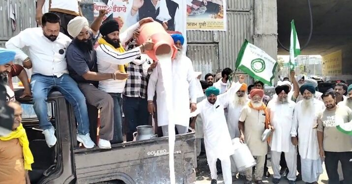 ਨਕਲੀ ਖੋਏ ਅਤੇ ਪਨੀਰ ਖ਼ਿਲਾਫ਼ ਕਿਸਾਨਾਂ ਦਾ ਪ੍ਰਦਰਸ਼ਨ, ਸੜਕਾਂ ‘ਤੇ ਦੁੱਧ ਡੋਲ੍ਹ ਕੇ ਜਤਾਇਆ ਰੋਸ! ਨਕਲੀ ਖੋਏ ਅਤੇ ਪਨੀਰ ਖ਼ਿਲਾਫ਼ ਕਿਸਾਨਾਂ ਦਾ ਪ੍ਰਦਰਸ਼ਨ, ਸੜਕਾਂ ‘ਤੇ ਦੁੱਧ ਡੋਲ੍ਹ ਕੇ ਜਤਾਇਆ ਰੋਸ!