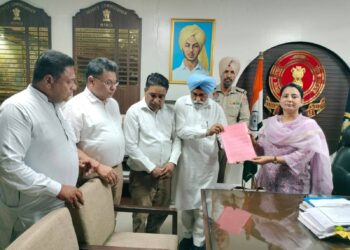 21 ਮੈਂਬਰੀ ਕਮੇਟੀ ਦੇ ਆਗੂਆਂ ਨੇ ਡਿਪਟੀ ਕਮਿਸ਼ਨਰ ਮਾਨਸਾ ਨੂੰ ਸੌਂਪਿਆ ਮੰਗ-ਪੱਤਰ 21 ਮੈਂਬਰੀ ਕਮੇਟੀ ਦੇ ਆਗੂਆਂ ਨੇ ਡਿਪਟੀ ਕਮਿਸ਼ਨਰ ਮਾਨਸਾ ਨੂੰ ਸੌਂਪਿਆ ਮੰਗ-ਪੱਤਰ