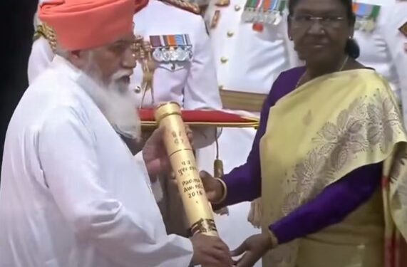 ਡੇਰਾ ਸੱਚਖੰਡ ਬੱਲਾਂ ਮੁਖੀ ਸੰਤ ਨਿਰੰਜਨ ਦਾਸ ‘ਪਦਮ ਸ਼੍ਰੀ’ ਅਵਾਰਡ ਨਾਲ ਸਨਮਾਨਿਤ ਡੇਰਾ ਸੱਚਖੰਡ ਬੱਲਾਂ ਮੁਖੀ ਸੰਤ ਨਿਰੰਜਨ ਦਾਸ ‘ਪਦਮ ਸ਼੍ਰੀ’ ਅਵਾਰਡ ਨਾਲ ਸਨਮਾਨਿਤ