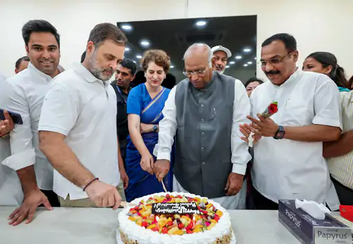 56 ਸਾਲ ਦੇ ਹੋਏ ਰਾਹੁਲ ਗਾਂਧੀ: ਦਿੱਲੀ ਸਥਿਤ ਕਾਂਗਰਸ ਹੈੱਡਕੁਆਰਟਰ ਵਿਖੇ ਮਨਾਇਆ ਜਨਮਦਿਨ 56 ਸਾਲ ਦੇ ਹੋਏ ਰਾਹੁਲ ਗਾਂਧੀ: ਦਿੱਲੀ ਸਥਿਤ ਕਾਂਗਰਸ ਹੈੱਡਕੁਆਰਟਰ ਵਿਖੇ ਮਨਾਇਆ ਜਨਮਦਿਨ