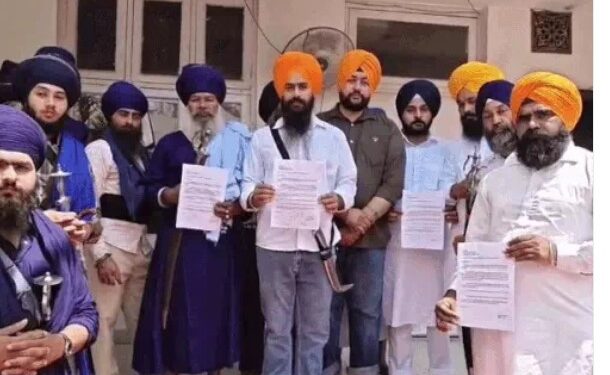 ਗੁਰਦੁਆਰਾ ਸਾਹਿਬ ‘ਚ ਚੱਲ ਰਹੀਆਂ ਯੋਗਾ ਕਲਾਸਾਂ, ਸਿੱਖ ਸੰਗਤ ਨੇ ਜਤਾਇਆ ਇਤਰਾਜ਼! ਗੁਰਦੁਆਰਾ ਸਾਹਿਬ ‘ਚ ਚੱਲ ਰਹੀਆਂ ਯੋਗਾ ਕਲਾਸਾਂ, ਸਿੱਖ ਸੰਗਤ ਨੇ ਜਤਾਇਆ ਇਤਰਾਜ਼!