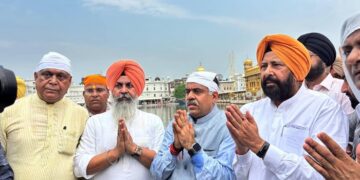 ਅੰਮ੍ਰਿਤਸਰ ਪਹੁੰਚੇ ਕੇਵਲ ਢਿੱਲੋਂ ਤੇ ਤਰੁਣ ਚੁੱਘ: ਸ੍ਰੀ ਹਰਿਮੰਦਰ ਸਾਹਿਬ ਟੇਕਿਆ ਮੱਥਾ