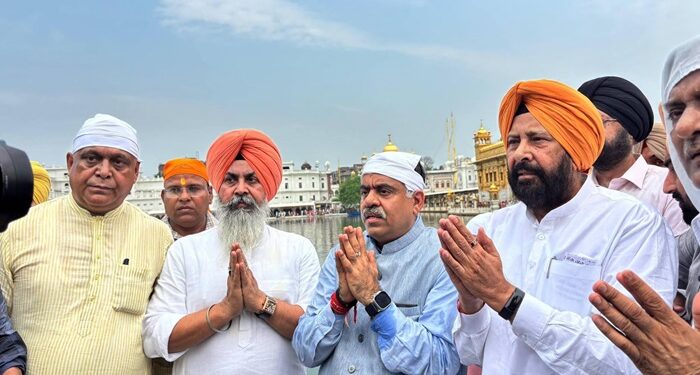 ਅੰਮ੍ਰਿਤਸਰ ਪਹੁੰਚੇ ਕੇਵਲ ਢਿੱਲੋਂ ਤੇ ਤਰੁਣ ਚੁੱਘ: ਸ੍ਰੀ ਹਰਿਮੰਦਰ ਸਾਹਿਬ ਟੇਕਿਆ ਮੱਥਾ ਅੰਮ੍ਰਿਤਸਰ ਪਹੁੰਚੇ ਕੇਵਲ ਢਿੱਲੋਂ ਤੇ ਤਰੁਣ ਚੁੱਘ: ਸ੍ਰੀ ਹਰਿਮੰਦਰ ਸਾਹਿਬ ਟੇਕਿਆ ਮੱਥਾ