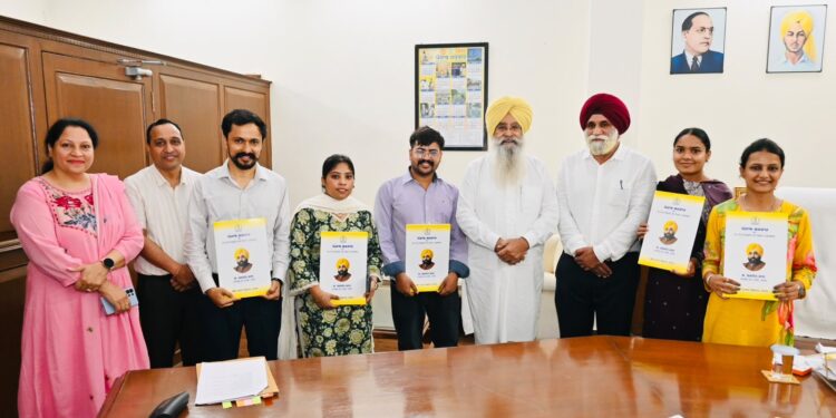 ਗੁਰਮੀਤ ਸਿੰਘ ਖੁੱਡੀਆਂ ਨੇ ਮੱਛੀ ਪਾਲਣ ਵਿਭਾਗ ਵਿੱਚ ਪੰਜ ਉਮੀਦਵਾਰਾਂ ਨੂੰ ਨਿਯੁਕਤੀ ਪੱਤਰ ਸੌਂਪੇ