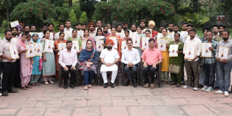 ਹਰਦੀਪ ਸਿੰਘ ਮੁੰਡੀਆਂ ਨੇ ਜਲ ਸਪਲਾਈ ਅਤੇ ਸੈਨੀਟੇਸ਼ਨ ਵਿਭਾਗ ਦੇ 52 ਨਵ-ਨਿਯੁਕਤ ਮੁਲਾਜ਼ਮਾਂ ਨੂੰ ਨਿਯੁਕਤੀ ਪੱਤਰ ਸੌਂਪੇ ਹਰਦੀਪ ਸਿੰਘ ਮੁੰਡੀਆਂ ਨੇ ਜਲ ਸਪਲਾਈ ਅਤੇ ਸੈਨੀਟੇਸ਼ਨ ਵਿਭਾਗ ਦੇ 52 ਨਵ-ਨਿਯੁਕਤ ਮੁਲਾਜ਼ਮਾਂ ਨੂੰ ਨਿਯੁਕਤੀ ਪੱਤਰ ਸੌਂਪੇ