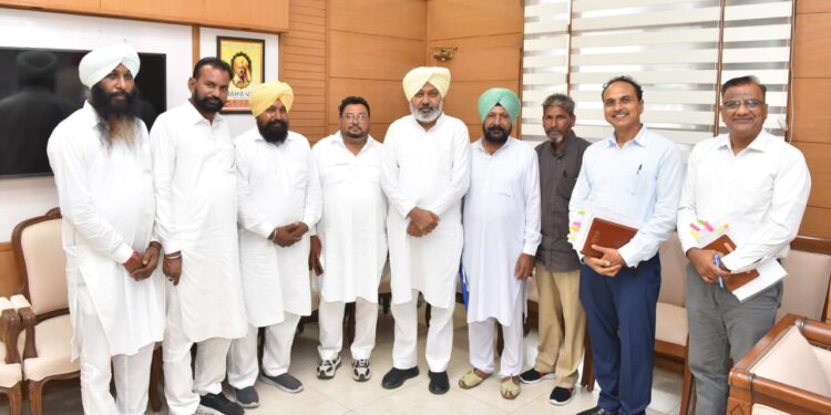ਵਿੱਤ ਮੰਤਰੀ ਹਰਪਾਲ ਸਿੰਘ ਚੀਮਾ ਵੱਲੋਂ ਮੁੱਖ ਮੁੱਦਿਆਂ ਦੇ ਹੱਲ ਲਈ ਟਰਾਂਸਪੋਰਟ ਅਤੇ ਮੁਲਾਜ਼ਮ ਯੂਨੀਅਨਾਂ ਨਾਲ ਉੱਚ ਪੱਧਰੀ ਮੀਟਿੰਗਾਂ ਵਿੱਤ ਮੰਤਰੀ ਹਰਪਾਲ ਸਿੰਘ ਚੀਮਾ ਵੱਲੋਂ ਮੁੱਖ ਮੁੱਦਿਆਂ ਦੇ ਹੱਲ ਲਈ ਟਰਾਂਸਪੋਰਟ ਅਤੇ ਮੁਲਾਜ਼ਮ ਯੂਨੀਅਨਾਂ ਨਾਲ ਉੱਚ ਪੱਧਰੀ ਮੀਟਿੰਗਾਂ