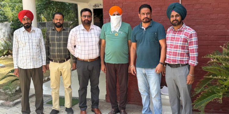 ਵਿਜੀਲੈਂਸ ਬਿਊਰੋ ਵੱਲੋਂ 7,000 ਰੁਪਏ ਰਿਸ਼ਵਤ ਲੈਂਦਾ ਏ.ਐਸ.ਆਈ. ਰੰਗੇ ਹੱਥੀਂ ਕਾਬੂ ਵਿਜੀਲੈਂਸ ਬਿਊਰੋ ਵੱਲੋਂ 7,000 ਰੁਪਏ ਰਿਸ਼ਵਤ ਲੈਂਦਾ ਏ.ਐਸ.ਆਈ. ਰੰਗੇ ਹੱਥੀਂ ਕਾਬੂ