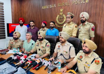 ਅੰਮ੍ਰਿਤਸਰ ਵਿੱਚ ਹੈਂਡ ਗ੍ਰੇਨੇਡ ਅਤੇ 3 ਆਧੁਨਿਕ ਰਾਈਫਲਾਂ ਬਰਾਬਦ; ਨਾਬਾਲਗ ਸਮੇਤ ਤਿੰਨ ਵਿਅਕਤੀ ਕਾਬੂ ਅੰਮ੍ਰਿਤਸਰ ਵਿੱਚ ਹੈਂਡ ਗ੍ਰੇਨੇਡ ਅਤੇ 3 ਆਧੁਨਿਕ ਰਾਈਫਲਾਂ ਬਰਾਬਦ; ਨਾਬਾਲਗ ਸਮੇਤ ਤਿੰਨ ਵਿਅਕਤੀ ਕਾਬੂ