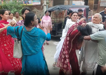 Punjab: ਕਿੰਨਰਾਂ ਦੇ ਦੋ ਗਰੁੱਪ ਆਪਸ ‘ਚ ਭਿੜੇ, ਥਾਣੇ ਦੇ ਬਾਹਰ ਹੋਈ ਲੜਾਈ