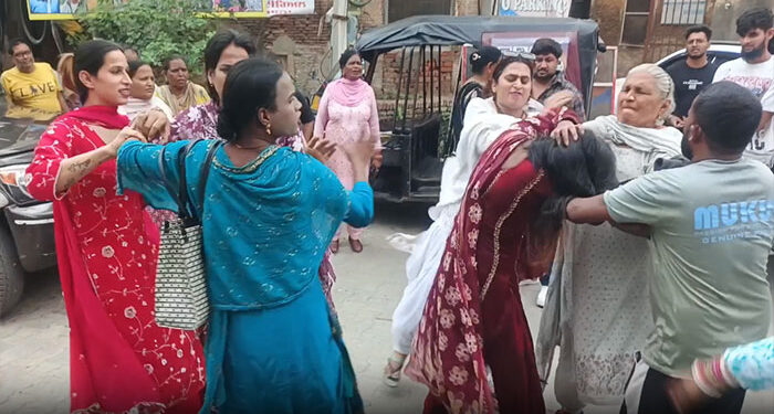 Punjab: ਕਿੰਨਰਾਂ ਦੇ ਦੋ ਗਰੁੱਪ ਆਪਸ ‘ਚ ਭਿੜੇ, ਥਾਣੇ ਦੇ ਬਾਹਰ ਹੋਈ ਲੜਾਈ