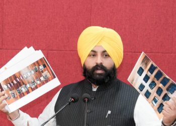 ਪੰਜਾਬ ਪੁਲਿਸ ਵੱਲੋਂ ਨਕਲ ਕਰਵਾਉਣ ਵਾਲੇ ਹਰਿਆਣਾ ਅਧਾਰਤ ਗਿਰੋਹ ਦਾ ਪਰਦਾਫਾਸ਼, ਅਸੀਂ ਕਿਸੇ ਨੂੰ ਸੂਬੇ ਦੀ ਸਿੱਖਿਆ ਪ੍ਰਣਾਲੀ ਨੂੰ ਬਦਨਾਮ ਨਹੀਂ ਕਰਨ ਦੇਵਾਂਗੇ: ਹਰਜੋਤ ਸਿੰਘ ਬੈਂਸ ਪੰਜਾਬ ਪੁਲਿਸ ਵੱਲੋਂ ਨਕਲ ਕਰਵਾਉਣ ਵਾਲੇ ਹਰਿਆਣਾ ਅਧਾਰਤ ਗਿਰੋਹ ਦਾ ਪਰਦਾਫਾਸ਼, ਅਸੀਂ ਕਿਸੇ ਨੂੰ ਸੂਬੇ ਦੀ ਸਿੱਖਿਆ ਪ੍ਰਣਾਲੀ ਨੂੰ ਬਦਨਾਮ ਨਹੀਂ ਕਰਨ ਦੇਵਾਂਗੇ: ਹਰਜੋਤ ਸਿੰਘ ਬੈਂਸ