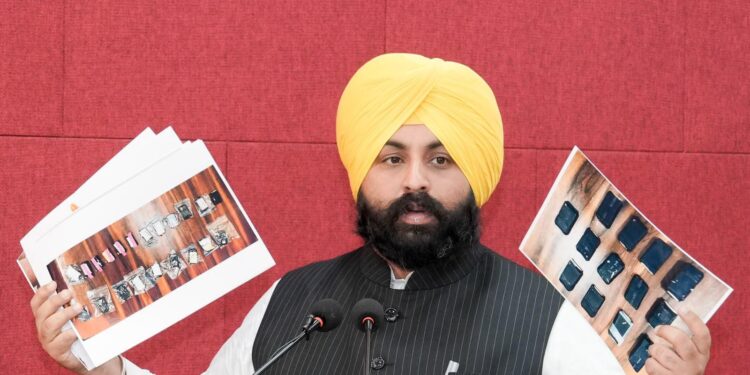 ਪੰਜਾਬ ਪੁਲਿਸ ਵੱਲੋਂ ਨਕਲ ਕਰਵਾਉਣ ਵਾਲੇ ਹਰਿਆਣਾ ਅਧਾਰਤ ਗਿਰੋਹ ਦਾ ਪਰਦਾਫਾਸ਼, ਅਸੀਂ ਕਿਸੇ ਨੂੰ ਸੂਬੇ ਦੀ ਸਿੱਖਿਆ ਪ੍ਰਣਾਲੀ ਨੂੰ ਬਦਨਾਮ ਨਹੀਂ ਕਰਨ ਦੇਵਾਂਗੇ: ਹਰਜੋਤ ਸਿੰਘ ਬੈਂਸ ਪੰਜਾਬ ਪੁਲਿਸ ਵੱਲੋਂ ਨਕਲ ਕਰਵਾਉਣ ਵਾਲੇ ਹਰਿਆਣਾ ਅਧਾਰਤ ਗਿਰੋਹ ਦਾ ਪਰਦਾਫਾਸ਼, ਅਸੀਂ ਕਿਸੇ ਨੂੰ ਸੂਬੇ ਦੀ ਸਿੱਖਿਆ ਪ੍ਰਣਾਲੀ ਨੂੰ ਬਦਨਾਮ ਨਹੀਂ ਕਰਨ ਦੇਵਾਂਗੇ: ਹਰਜੋਤ ਸਿੰਘ ਬੈਂਸ