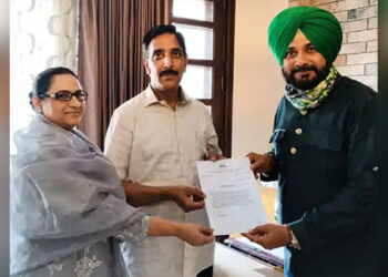 Punjab ਕਾਂਗਰਸ ਦਾ ਕਾਟੋ-ਕਲੇਸ਼ ਵਧਿਆ, ਨਵਜੋਤ ਸਿੱਧੂ ਧੜੇ ਦੇ ਕਰੀਬੀ ਦੀ ਵੀ ਹੋਈ ਵਿਵਾਦ ‘ਚ ਐਂਟਰੀ Punjab ਕਾਂਗਰਸ ਦਾ ਕਾਟੋ-ਕਲੇਸ਼ ਵਧਿਆ, ਨਵਜੋਤ ਸਿੱਧੂ ਧੜੇ ਦੇ ਕਰੀਬੀ ਦੀ ਵੀ ਹੋਈ ਵਿਵਾਦ ‘ਚ ਐਂਟਰੀ