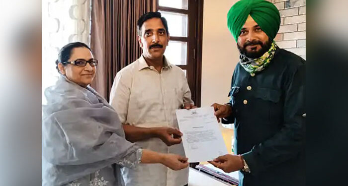 Punjab ਕਾਂਗਰਸ ਦਾ ਕਾਟੋ-ਕਲੇਸ਼ ਵਧਿਆ, ਨਵਜੋਤ ਸਿੱਧੂ ਧੜੇ ਦੇ ਕਰੀਬੀ ਦੀ ਵੀ ਹੋਈ ਵਿਵਾਦ ‘ਚ ਐਂਟਰੀ Punjab ਕਾਂਗਰਸ ਦਾ ਕਾਟੋ-ਕਲੇਸ਼ ਵਧਿਆ, ਨਵਜੋਤ ਸਿੱਧੂ ਧੜੇ ਦੇ ਕਰੀਬੀ ਦੀ ਵੀ ਹੋਈ ਵਿਵਾਦ ‘ਚ ਐਂਟਰੀ