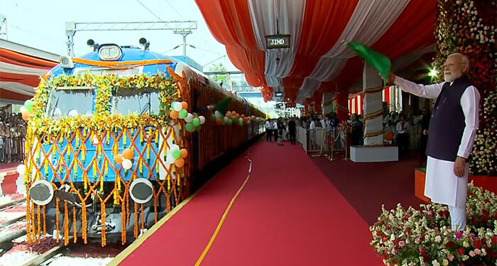 PM Modi ਨੇ ਦੇਸ਼ ਦੀ ਪਹਿਲੀ ਹਾਈਡ੍ਰੋਜਨ ਟ੍ਰੇਨ ਨੂੰ ਹਰੀ ਝੰਡੀ ਦਿਖਾ ਕੇ ਕੀਤਾ ਰਵਾਨਾ PM Modi ਨੇ ਦੇਸ਼ ਦੀ ਪਹਿਲੀ ਹਾਈਡ੍ਰੋਜਨ ਟ੍ਰੇਨ ਨੂੰ ਹਰੀ ਝੰਡੀ ਦਿਖਾ ਕੇ ਕੀਤਾ ਰਵਾਨਾ