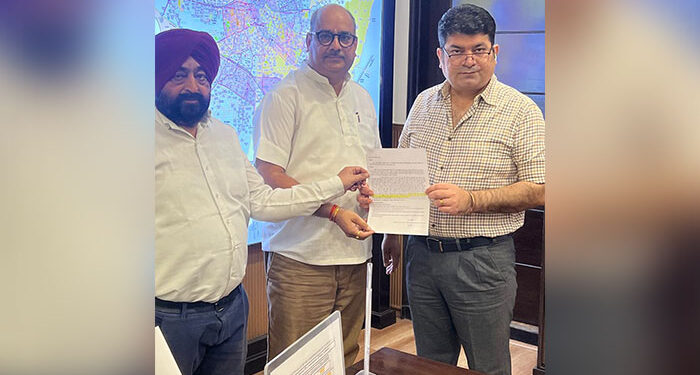 Big News: ਰਵਨੀਤ ਬਿੱਟੂ ਖ਼ਿਲਾਫ਼ ਪੁਲਿਸ ਕਮਿਸ਼ਨਰ ਕੋਲ ਸ਼ਿਕਾਇਤ, ਮਾਹੌਲ ਖਰਾਬ ਕਰਨ ਦੇ ਦੋਸ਼ ! Big News: ਰਵਨੀਤ ਬਿੱਟੂ ਖ਼ਿਲਾਫ਼ ਪੁਲਿਸ ਕਮਿਸ਼ਨਰ ਕੋਲ ਸ਼ਿਕਾਇਤ, ਮਾਹੌਲ ਖਰਾਬ ਕਰਨ ਦੇ ਦੋਸ਼ !